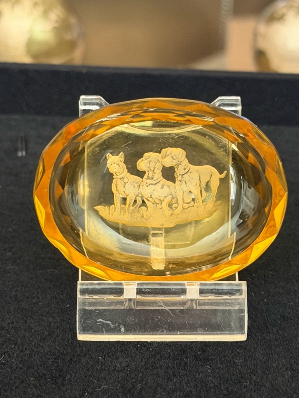 Vintage 1920-40s Bohemian Amber Glass Intaglio Salt Cellar Trio of Dogs - Picture 4 of 10
